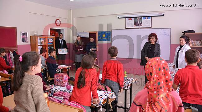 Çocuklara Haklarını Öğrenmesi İçin Kitap Dağıtıldı