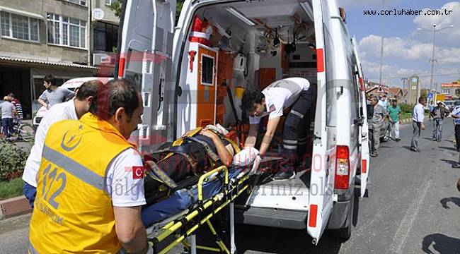 Otomobil ile Traktör Kafa Kafaya Çarpıştı