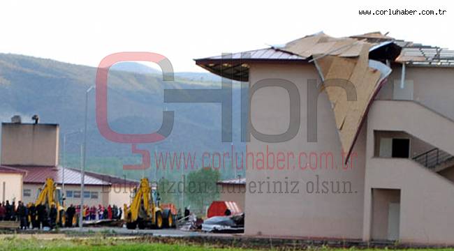 Rüzgar Çatıları Uçurdu, 5 Kişi Yaralandı
