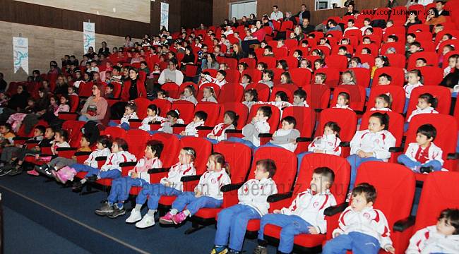 Süleymanpaşa Çocuk Kulübü üyeleri “Alaaddin’in Lambası” ile güldü