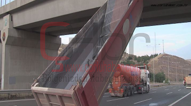 TIR’ın Dorsesi Üst Geçide Takıldı
