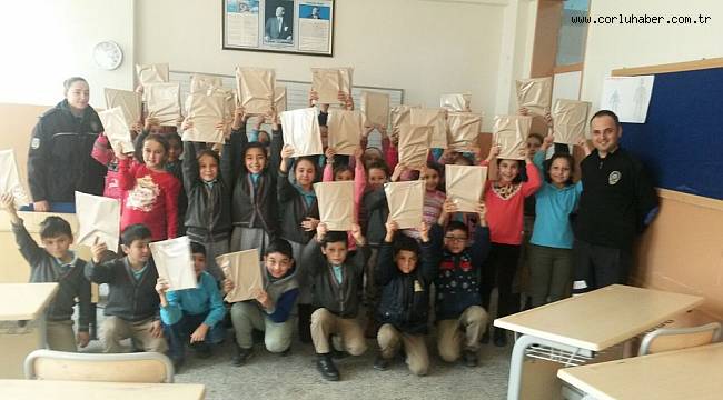 Çocuklara Kitap Hediye Ettiler