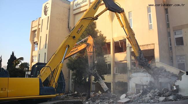 33 Yıllık Belediye Binasının Yıkımı Başladı