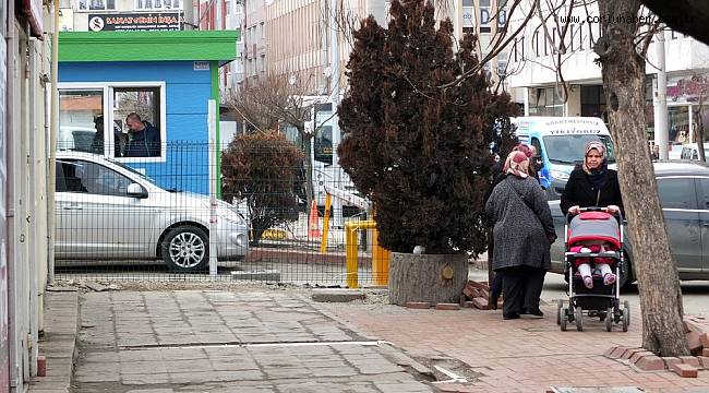 Kaldırımı Tel Örgüyle Kapattılar