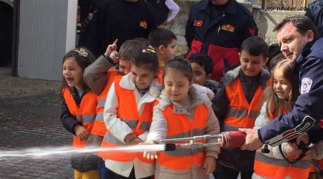 Minik İtfaiyeciler İş Başında