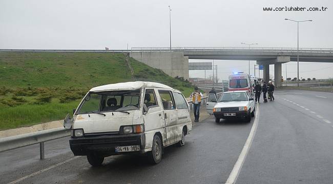 Kayganlaşan Yolda Minibüs Devrildi, 4 Yaralı