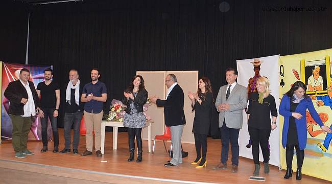 Ünlü Oyuncalar Kadınlar İçin Sahnedeydi