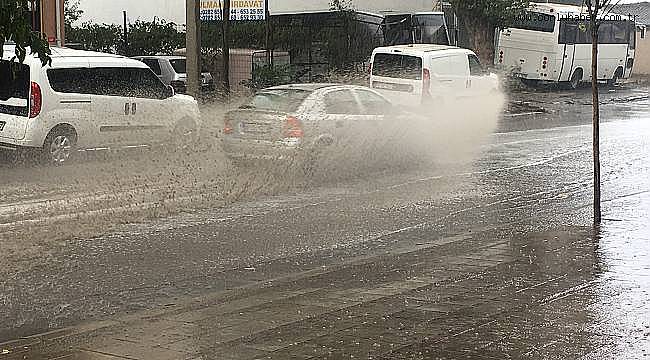 Çorlu'da Sağanak Yağmur Hayatı Felç Etti