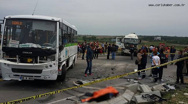 Halk Otobüsü Beton Mikseriyle Çarpıştı, 2 Ölü 17 Yaralı
