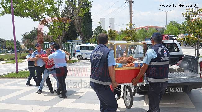 Seyyar Arabasını Vermemek İçin Zabıtaya Direndi