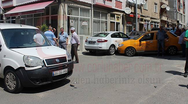 Otomobiller Çarpıştı, Yaya Yaralandı