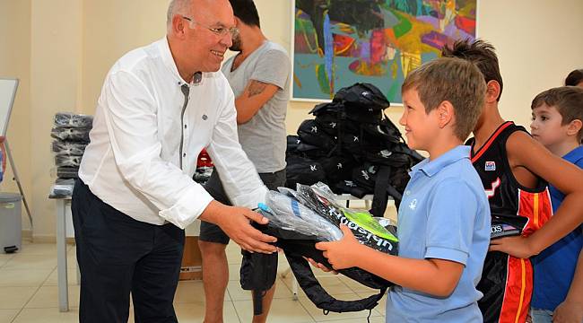 Başkan Eşkinat’tan Genç Sporculara Malzeme Desteği