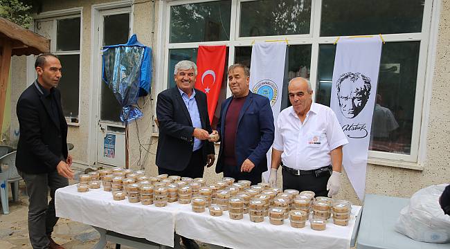 Başkan Mandalı Aşure Dağıttı