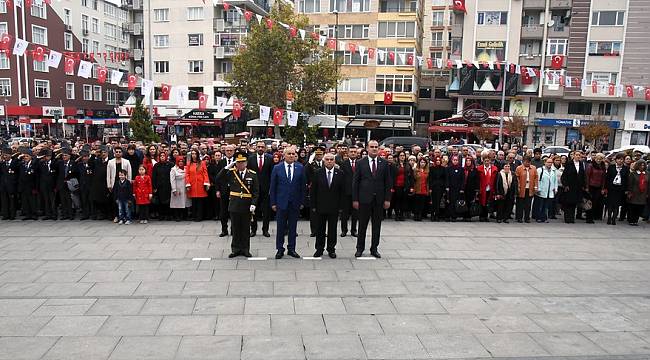 Cumhuriyet Bayramı Kutlamaları Çelenk Töreni İle Başladı