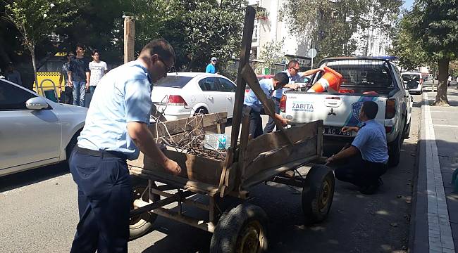 Trafiği tehlikeye sokan at arabaları toplanıyor