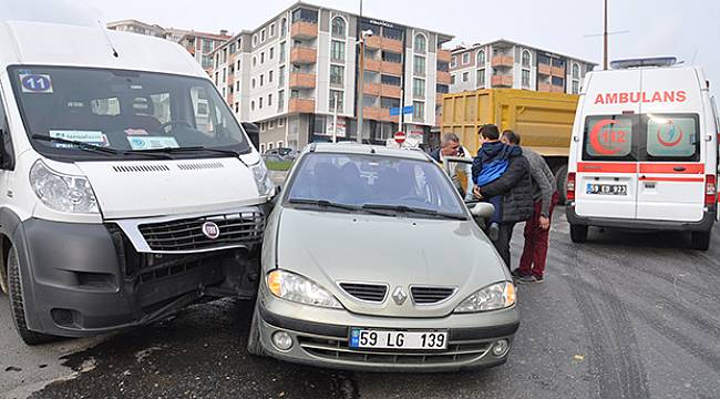 Okul Servisi Otomobille Çarpıştı, 3 Yaralı