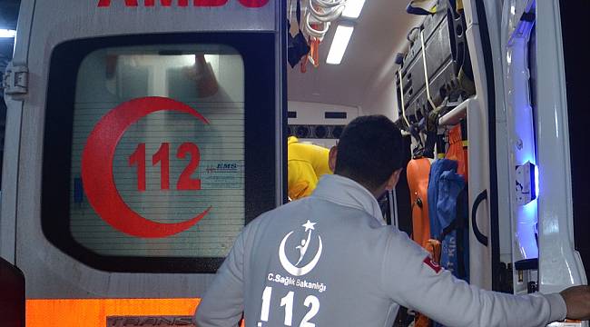 Plakasız Motosikletle İşçi Servisine Çarptı, 1 Ağır Yaralı