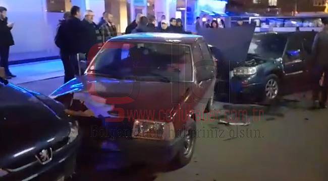 Otomobil Sürücüsü Park Halindeki 5 Araca Çarpıp Kaçtı