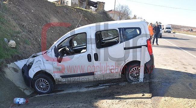 Köpeklere Çarpmamak İçin Kaza Yaptı, 3 Yaralı