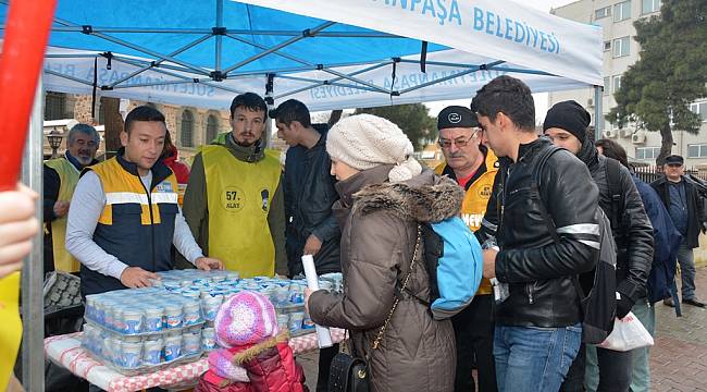 Süleymanpaşa Belediyesi ve 57. Alay Komitesi Çanakkale şehitleri için pilav ayran dağıttı