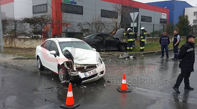 Otomobiller Çarpıştı, 5 Yaralı