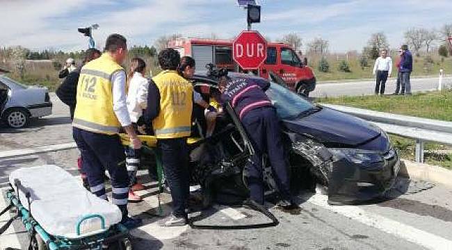 Otomobiller Çarpıştı, 1 Ölü 5 Yaralı
