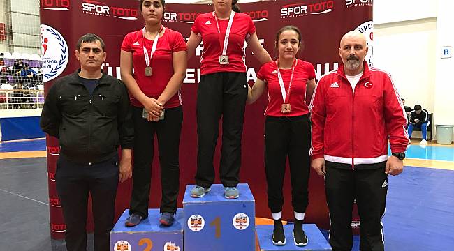 Güreşçilerimiz Madalyayla Döndüler