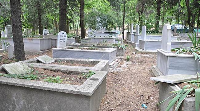 Vicdansızlar Mezar Taşlarını Kırdılar