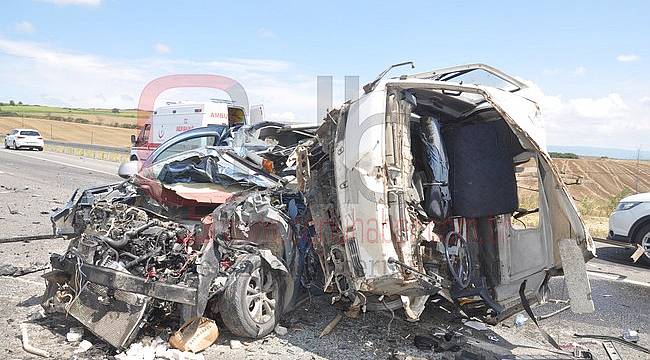 Lastiği Patlayan Kamyonet Karşı Şeride Geçti, 1 Ölü 2 Yaralı