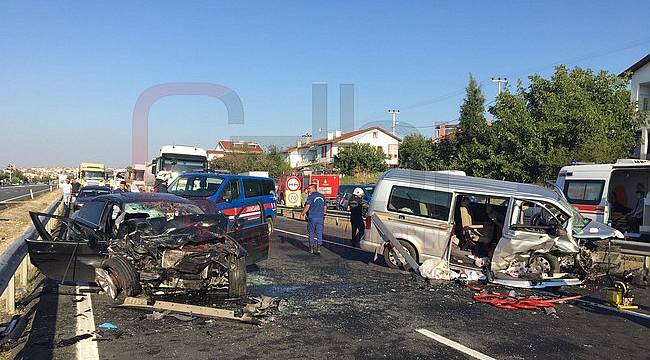 Otomobille Minibüs Kafa Kafaya Çarpıştı, 1 Ölü 8 Yaralı
