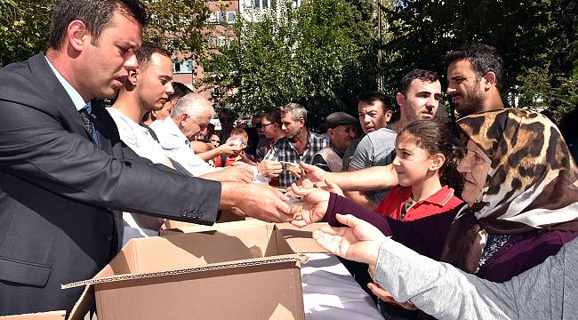Başkan Sarıkurt Aşure İkram Etti