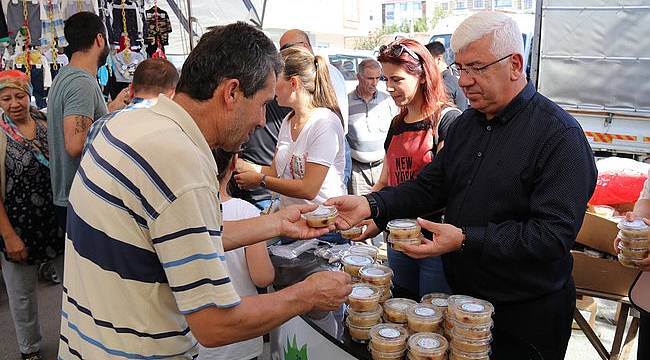 Başkan Yüksel Vatandaşlara Aşure İkram Etti