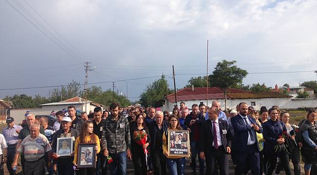 Hayatını Kaybedenler İçin Karanfil Bıraktılar