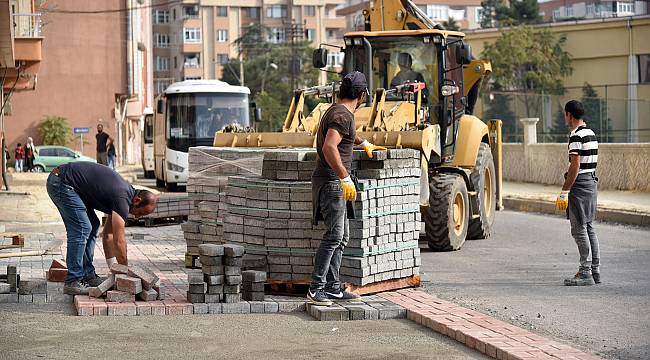 Erdal İnönü Caddesi'nde Kaldırım Çalışmaları Devam Ediyor