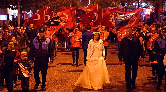 Kurtuluş Bayramımızı Fener Alayı ve Bengü Konseri ile Kutladık