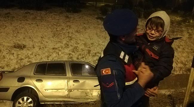 Kazada Korkan Çocuğa Jandarma Şefkati