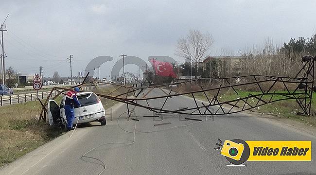 Elektrik Direği Otomobilin Üzerine Devrildi