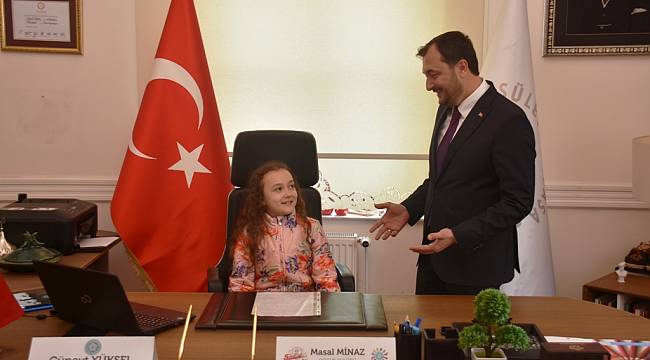 Başkan Cüneyt Yüksel Koltuğu Minik Masal’a Devretti