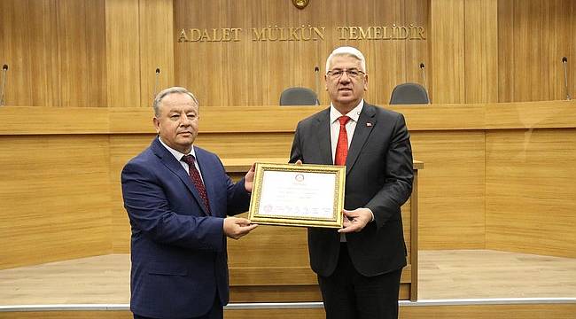 Başkan Yüksel ve Meclis Üyeleri Mazbatalarını Aldı