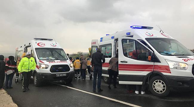 Öğrenci Servisi Kamyona Çarpıştı, 1'i Ağır 15 Yaralı
