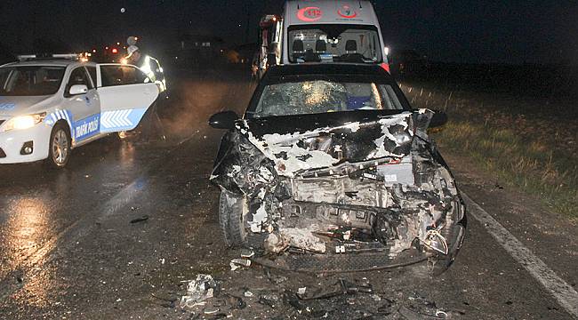 Otomobiller Kafa Kafaya Çarpıştı, 5 Yaralı