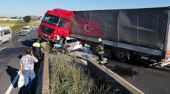 Otomobil TIR'ın Altında Kaldı, 3 Yaralı