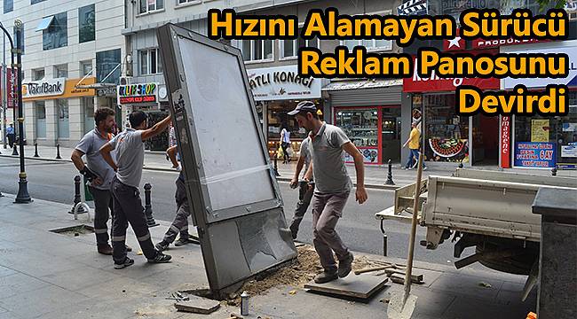 Hızını Alamayan Sürücü Reklam Panosunu Devirdi