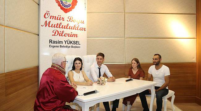 Başkan Yüksel Genç Çiftlerin Nikahını Kıydı
