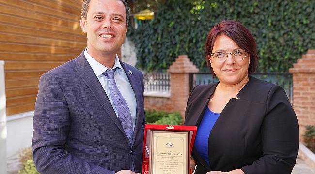 Başkan Sarıkurt Kent Konseyi’ne Plaket Takdim Etti