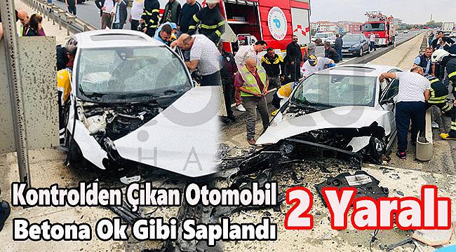 Kontrolden Çıkan Otomobil Betona Ok Gibi Saplandı, 2 Yaralı