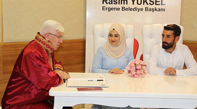 Başkan Yüksel Genç Çiftlerin Nikahını Kıydı