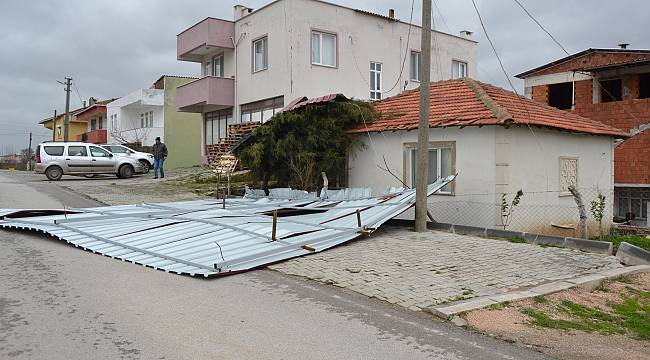 Biga'da Fırtına Nedeniyle Adliye Sarayının Çatısı Uçtu