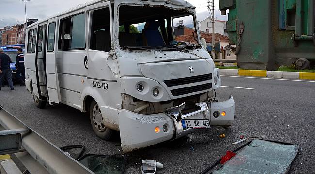 İşçilerini Taşıyan Minibüs Kamyonla Çarpıştı, 10 Yaralı