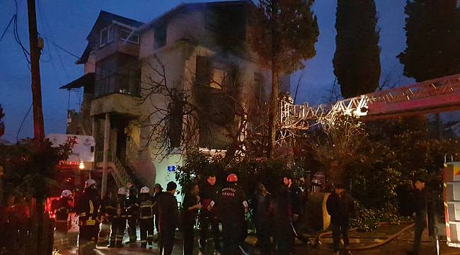 3 Katlı Binada Çıkan Yangında 2 Kişi Yaralandı